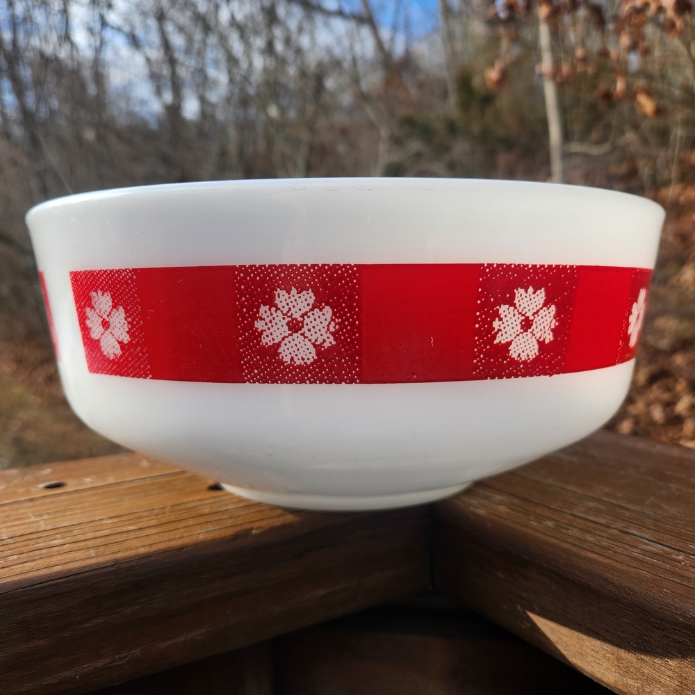 Vintage Federal Glass Milkglass 9.5" Bowl With Red Gingham Clover Pattern